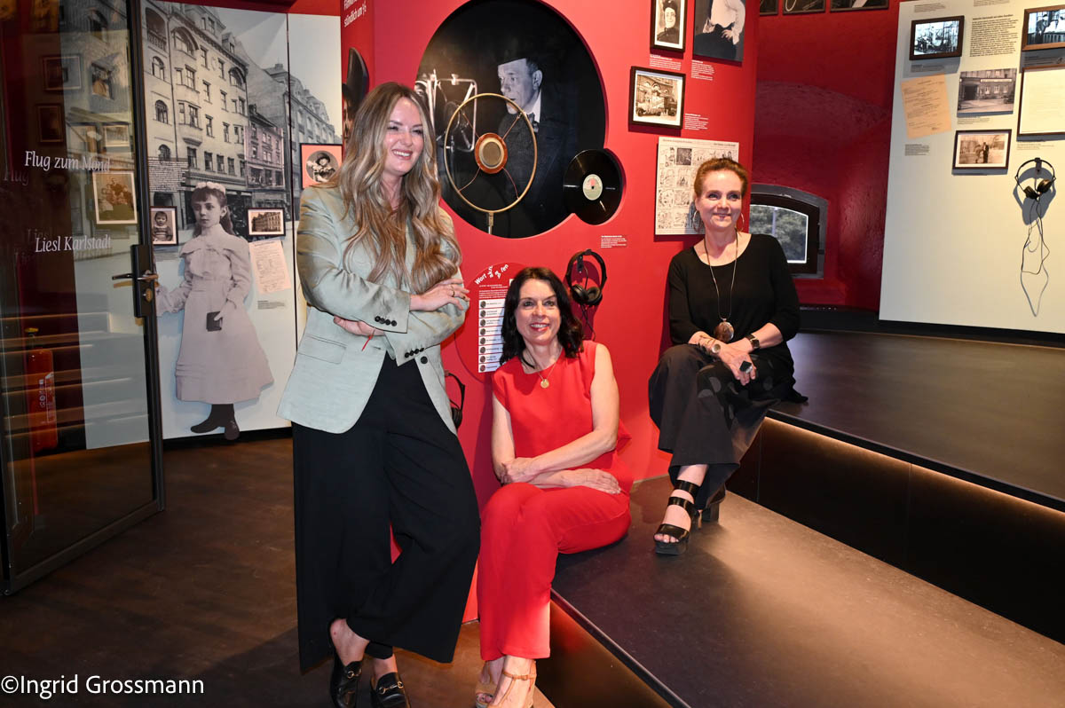 Kulturbürgermeisterin Mona Fuchs, Museumsleiterin Sabine Rinberger, und Baureferatsleiterin Jeanne-Marie Ehbauer: Karl Valentin Musäum Wiedereröffnung (©Foto: Ingrid Grossmann)